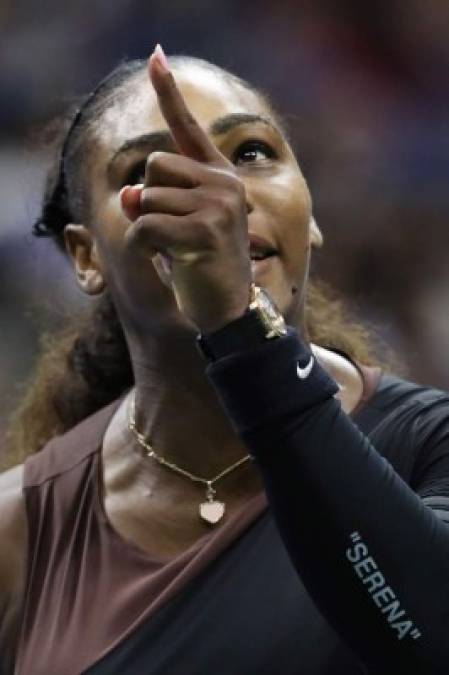 Serena Williams acaparó de nuevo toda la atención en Flushing Meadows a pesar de haber perdido la final del Abierto de Estados Unidos frente a la joven japonesa Naomi Osaka (6-2, 6-4), en un partido marcado por controversias y penalizaciones.