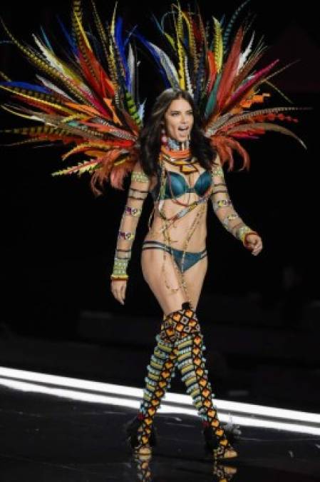 La modelo brasileña Adriana Lima fue una de las grandes atracciones del desfile en el Mercedes-Benz arena de Shanghái, que tuvo algunos contratiempos. Una caída del sistema provocó un retraso en la entrada de miles de invitados y, con ella, del inicio del desfile.