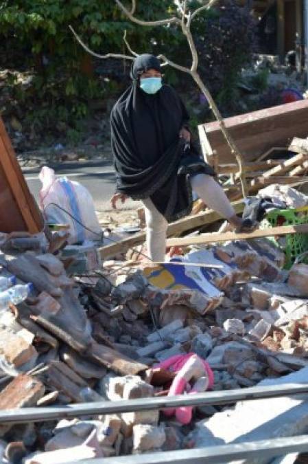 as escenas de miedo intenso también se presenciaron en el hospital en la región norte de Lombok, la zona más afectada por la catástrofe y rodeada de edificios destruidos.