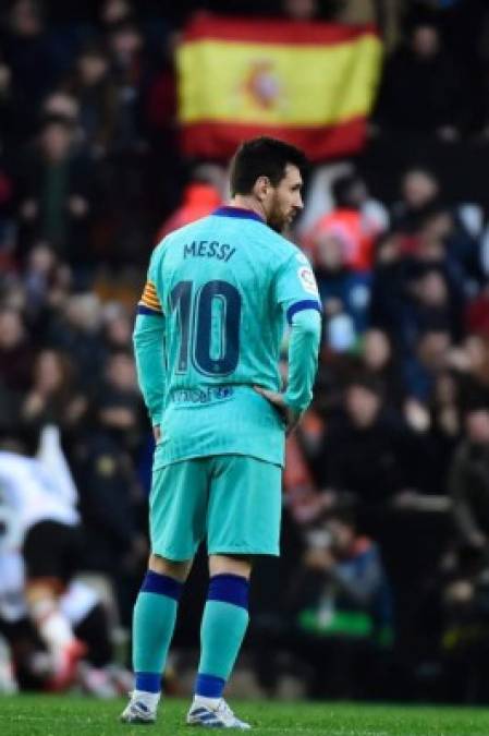 Barcelona's Argentine forward Lionel Messi reacts during the Spanish league football match Valencia CF against FC Barcelona at the Mestalla stadium in Valencia on January 25, 2020. (Photo by JOSE JORDAN / AFP)