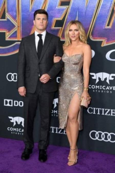 La actriz Scarlett Johansson (Viuda Negra) estuvo acompañada del también actor Colin Jost.