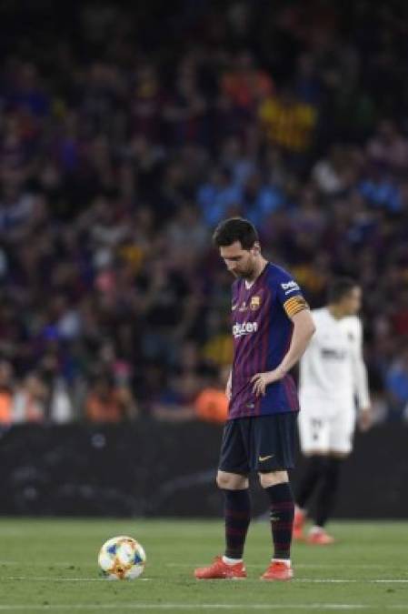 A veces una imagen vale más que mil palabras. Lionel Messi lució cabizbajo tras el 2-0 del Valencia.