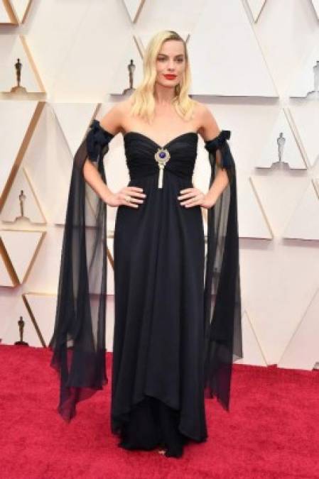 La bella Margot Robbie estuvo casi perfecta pero esas mangas restaron elegancia a su vestido Channel.