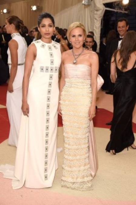 Freida Pinto y Tory Burch.