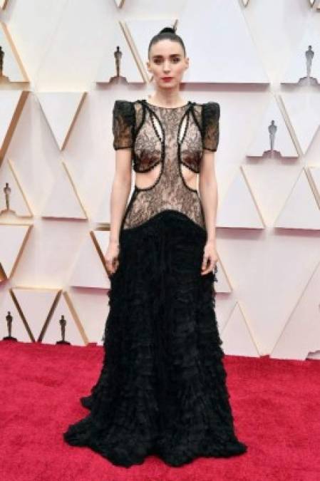 La prometida de Joaquín Phoenix, Rooney Mara, fiel a su estilo excéntrico, lució un vestido de Alexander McQueen.