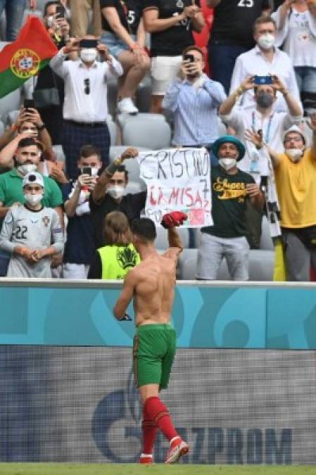 Enorme... Pese a la derrota, CR7 llegó a regalarle su camiseta a un aficionado que llevó una pancarta para solicitarle su indumentaria deportiva. Cristiano Ronaldo lo observó y se la obsequió.