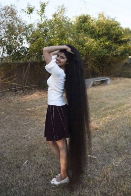 Apodada 'Rapunzel' por sus amigos y compañeros de escuela, en referencia a una princesa de larga cabellera de un cuento de los hermanos Grimm, Nilanshi Patel no ha ido a la peluquería desde hace 11 años.