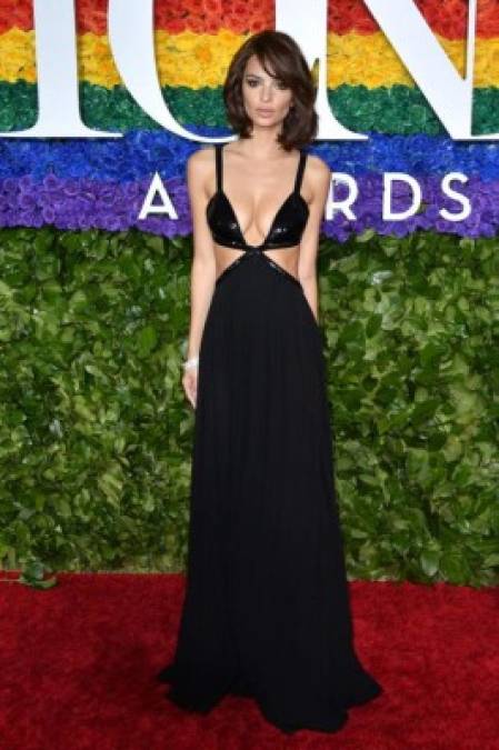 La modelo Emily Ratajkowski lució un vestido negro con varios cortes en el torso.