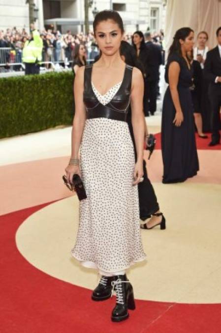 La actriz y cantante Selena Gomez en la Met Gala 2016 en un Louis Vuitton.