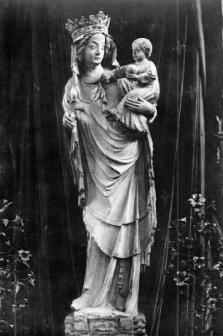 El tesoro de Notre Dame también cuenta con 37 representaciones de la Virgen. La más famosa de las 37 representaciones de la Virgen que existen en la catedral es la de la Virgen con el Niño adosada al pilar sudeste del trasepto, esculpida a mediados del siglo XIV.