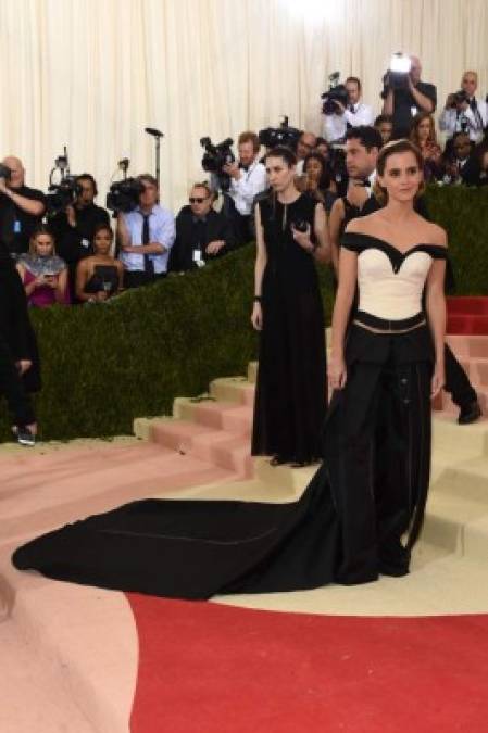 Emma Watson en traje blanco y negro de Calvin Klein.