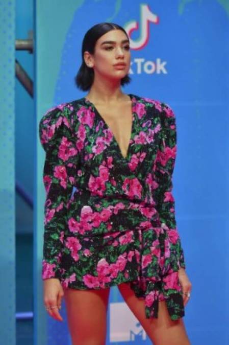 La cantante británica, Dua Lipa, nominada al título de mejor artista, dijo presente y desfiló en la alfombra de los premios.<br/><br/>Con un vestido corto y estampado de flores, la intérprete de 'New Rules' no convenció con su estilo.