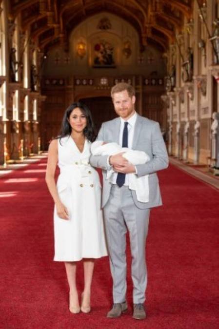 Harry y Meghan presentaron a su hijo, el primer real biracial británico estadounidense nacido en el Reino Unido, al público el 8 de mayo.<br/><br/>'Es mágico. Es bastante asombroso', dijo Meghan mientras Harry sostenía a su hijo. 'Tengo los dos mejores muchachos del mundo, así que estoy muy feliz'.<br/><br/>La sesión de fotos con la familia se llevó a cabo en el interior del St. George's Hall en el castillo de Windsor, el mismo lugar donde Harry y Meghan celebraron su recepción de boda.