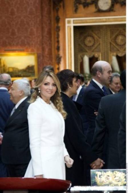 El vestido blanco que usó Angélica Rivera durante la visita oficial a Reino Unido fue diseñado por Alexander McQueen y tiene un costo de 4,500 dólares.