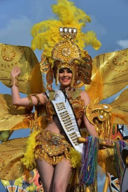 La bella Miss Honduras 2018 Dayana Sabillón engalanó el desfile de carnaval a lo largo del bulevar Suyapa de Tegucigalpa.