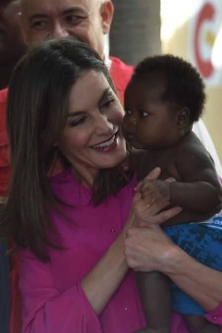 La esposa de Felipe VI y la primera dama, ambas con ropa informal, hicieron un recorrido por las diferentes instalaciones del colegio, donde están escolarizados de forma gratuita cerca de un millar de niños de entre 3 y 12 años.