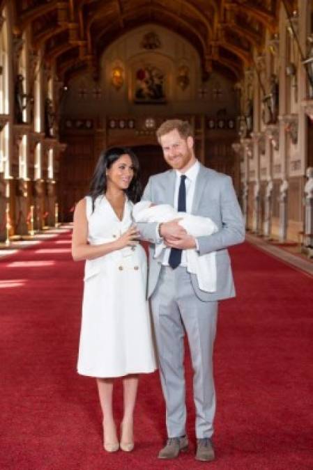 Ahora que Harry y Meghan celebran su primer aniversario de boda el 19 de mayo, como nuevos padres, los fanáticos reales están observando cada detalle de su hijo, Archie Harrison Mountbatten-Windsor , nacido el 6 de mayo.<br/><br/>Aquí hay cinco momentos importantes del primer año de casados de Harry y Meghan.<br/><br/><br/>