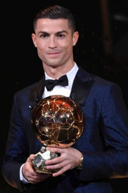 El crack portugués posando con su quinto Balón de Oro, igualando a Messi.