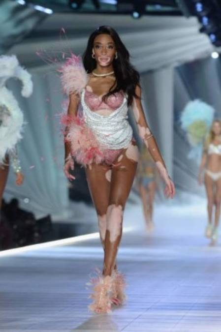 Quien destacó en la pasarela y acaparó las miradas de todos fue la debutante Winnie Harlow, de 24 años. ¿La razón? Es la primera modelo con vitiligo en representar a la firma.<br/>