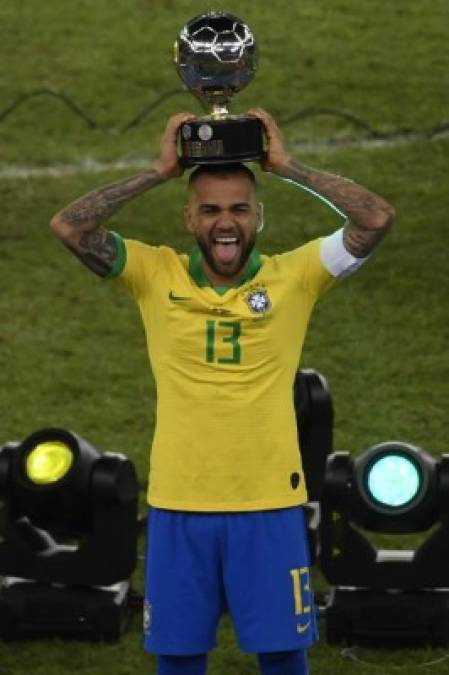 El lateral Dani Alves fue nombrado como el mejor futbolista de la Copa América 2019.