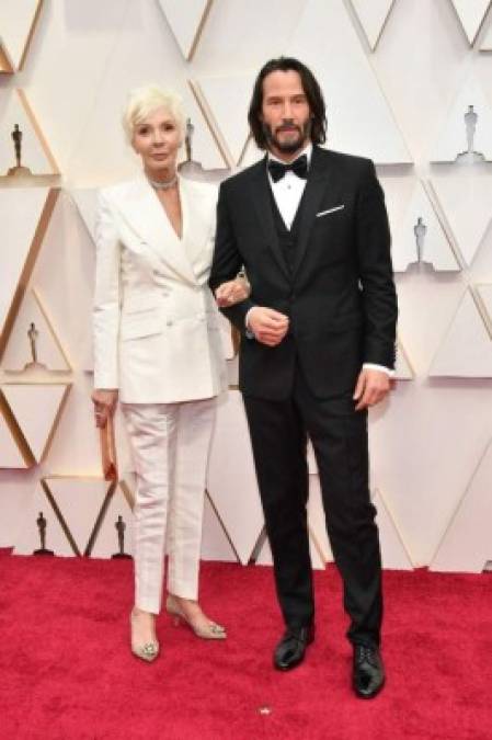 Keanu Reeves, el 'novio del internet' acompañado de su madre en la alfombra roja de los Premios Óscar 2020.<br/>