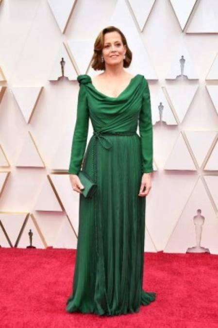 La actriz Sigourney Weaver (Alien) optó por un elegante vestido verde.