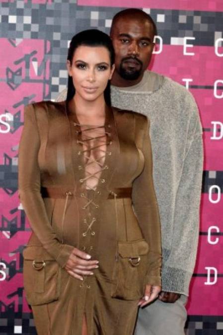Aunque hasta el 19 de febrero se filtró el documento en el que Kim pedía el divorcio a Kanye, ellos estaban viviendo separados desde hace varios meses. El rapero, de 43 años, vive en Wyoming (oeste) y Kim Kardashian, de 40 años, sigue en California con sus cuatro hijos.