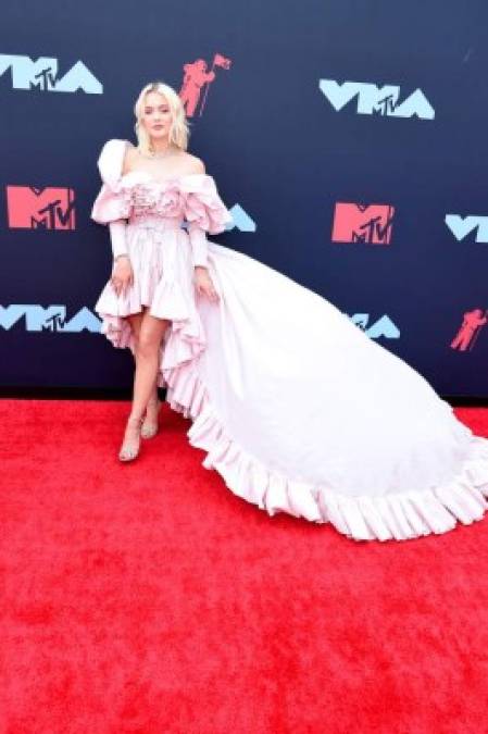 La cantante sueca Zara Larsson llegó con un elegante vestido color rosa a su paso por alfombra roja.