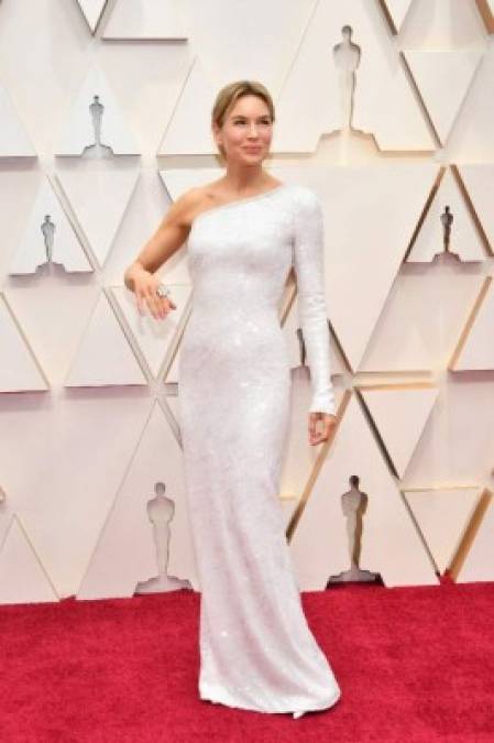 La guapa actriz Renée Zellweger lució imponente de blanco. Es la favorita para llevarse el Premio Óscar a mejor actriz por su papel en 'Judy'.