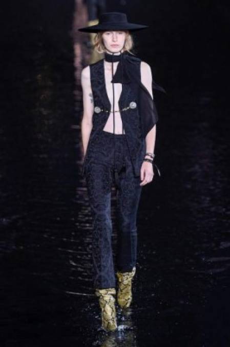 Este original y sexy look forma parte de las propuestas de Primavera-Verano 2019 de la marca Saint Laurent. <br/>