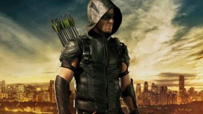 Stephen Amell le da vida al personaje de Green Arrow, un arquero que usa sus habilidades para combatir el crimen.