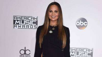 La guapa modelo Chrissy Teigen se tomó con humor las críticas sobre su vestido en los American Music Awards.