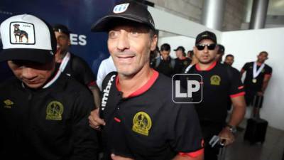 Pedro Troglio se mostró muy contento al regreso del Olimpia al país tras ganar el título de la Liga Concacaf 2022.