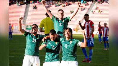 Jugadores de Bolivia celebran un gol en el partido de las eliminatorias sudamericanas ante Paraguay.