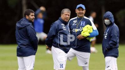 Hernán ‘Bolillo’ Gómez junto a su cuerpo técnico en el entrenamiento de este martes.