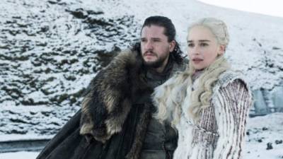 Jon Snow (Kit Harington) y Daenerys Targaryen (Emilia Clarke) disfrutan un momento de calma antes de la tormenta que se viene en esta épica historia.