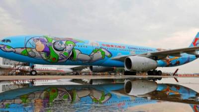 China Eastern Airlines decoró uno de sus aviones con divertidas imágenes de 'Toy Story'.