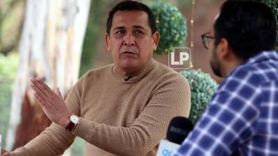 Nahúm Espinoza durante la entrevista con el periodista de Grupo OPSA, Saúl Carranza.