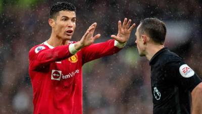 Cristiano Ronaldo le reclama al árbitro del partido. El portugués no pudo marcar contra el Southampton.