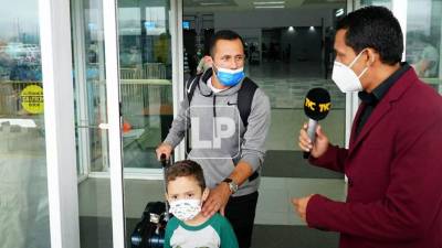 Alfredo Mejía llegó a San Pedro Sula acompañado por su esposa e hijo.