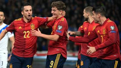 La selección española ganó a Grecia con un gol de penal de Pablo Sarabia.