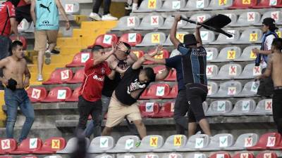 Aficionados de Querétaro y Atlas protagonizaron una brutal pelea en las gradas del estadio La Corregidora.