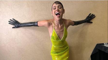 Danna Paola acudió a los Premios Juventud con este vestido amarillo de transparencias.