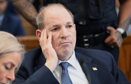 El exproductor de cine Harvey Weinstein aparece en una audiencia en el Tribunal Penal de Manhattan el 1 de mayo de 2024 en la ciudad de Nueva York. Esta es su primera aparición pública desde que el Tribunal de Apelaciones del Estado de Nueva York anuló su condena por violación en 2020 el 25 de abril.