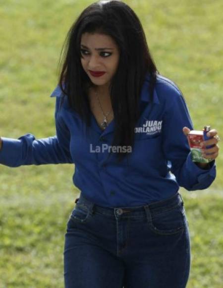 La joven estuvo unos minutos viendo el entreno de Honduras.