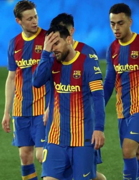 Así salió Lionel Messi del campo rumbo al vestuario tras el primer tiempo del partido.
