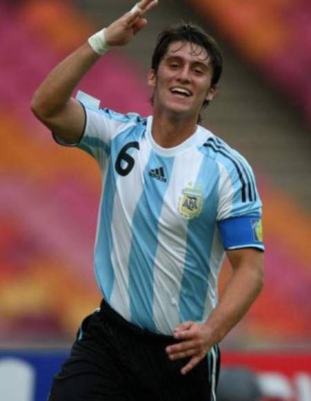 Esteban Espíndola: El defensor argentino puede presumir de haber sido capitán de Argentina con la Sub-17 y Sub-20 en varios mundiales. En los próximos días estará arribando a Honduras para unirse al Olimpia.