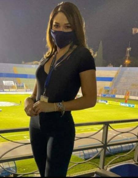 La siempre hermosa Sirey Morán cautivó con su belleza en el duelo Motagua vs Real España. Cabe señalar que la chica fue Miss Honduras Universo 2016 y ahora labora como presentadora deportiva.