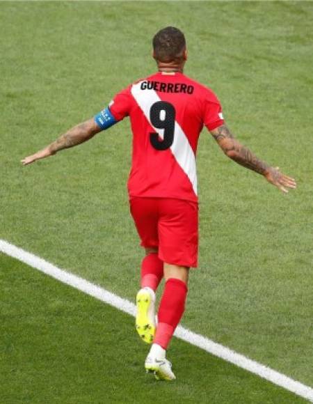 Paolo Guerrero celebrando su primer gol en un Mundial. Foto AFP