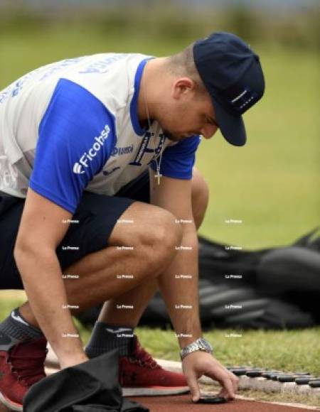 Martín Coito, hijo del entrenador uruguayo de la Selección de Honduras, puso sobre la pista de tartán del Olímpico cada uno de los GPS que usan los jugadores para entrenarse.